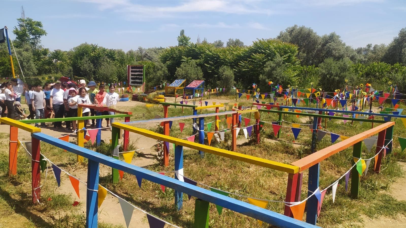 Çocuklar doğada oynuyor