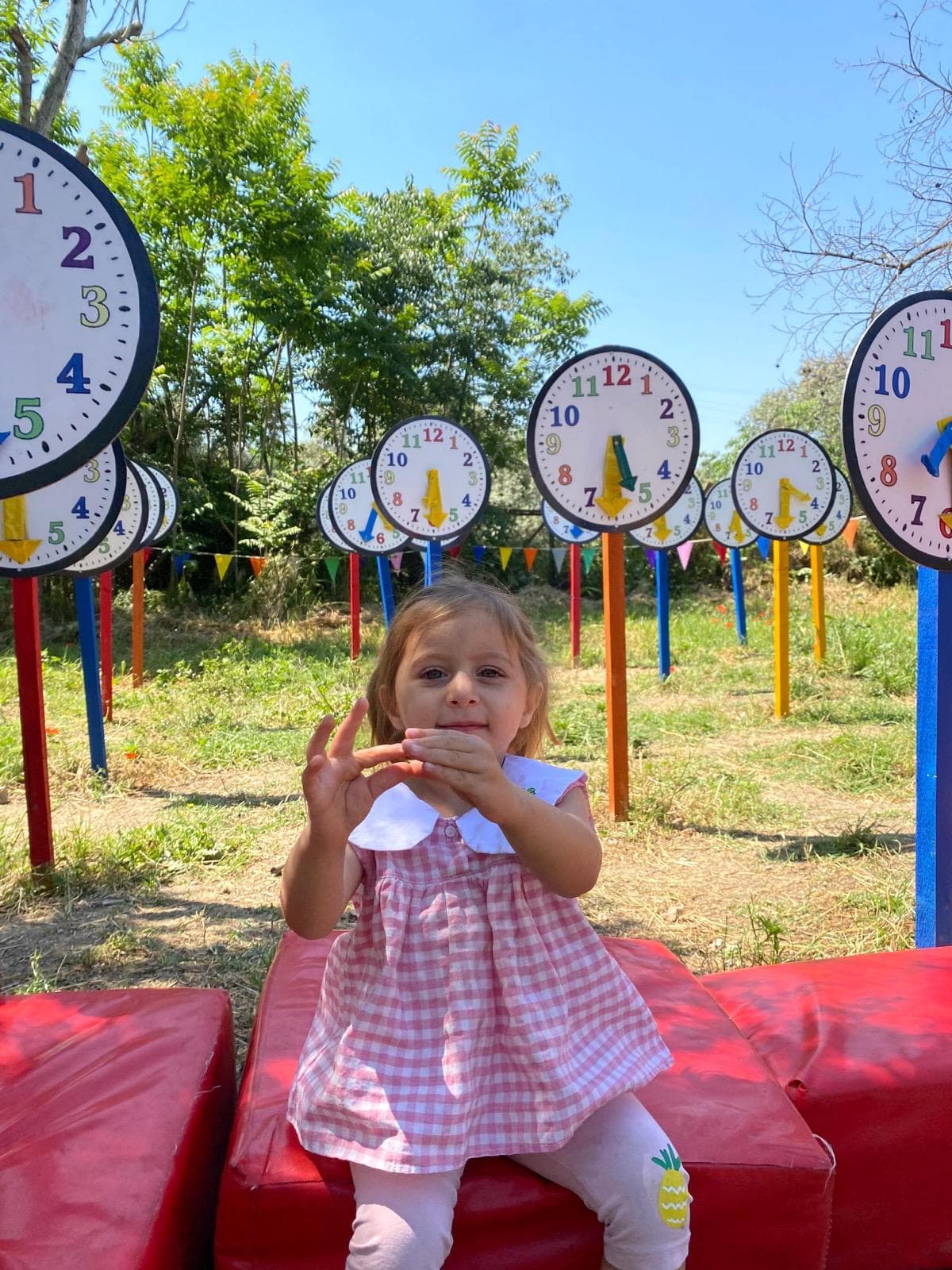 Doğada oynayan çocuklar